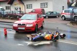  Wypadek samochodu osobowego z motocyklem na ul.Kościuszki w Brzozowie foto: www.brzozowiana.pl